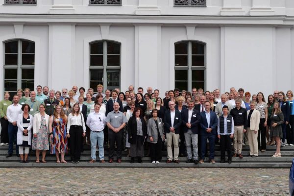 Gruppenfoto der Teilnehmenden der Jahrestagung und One-Health-Messe 2025 vor dem Universitätshauptgebäude der Universität Greifswald.