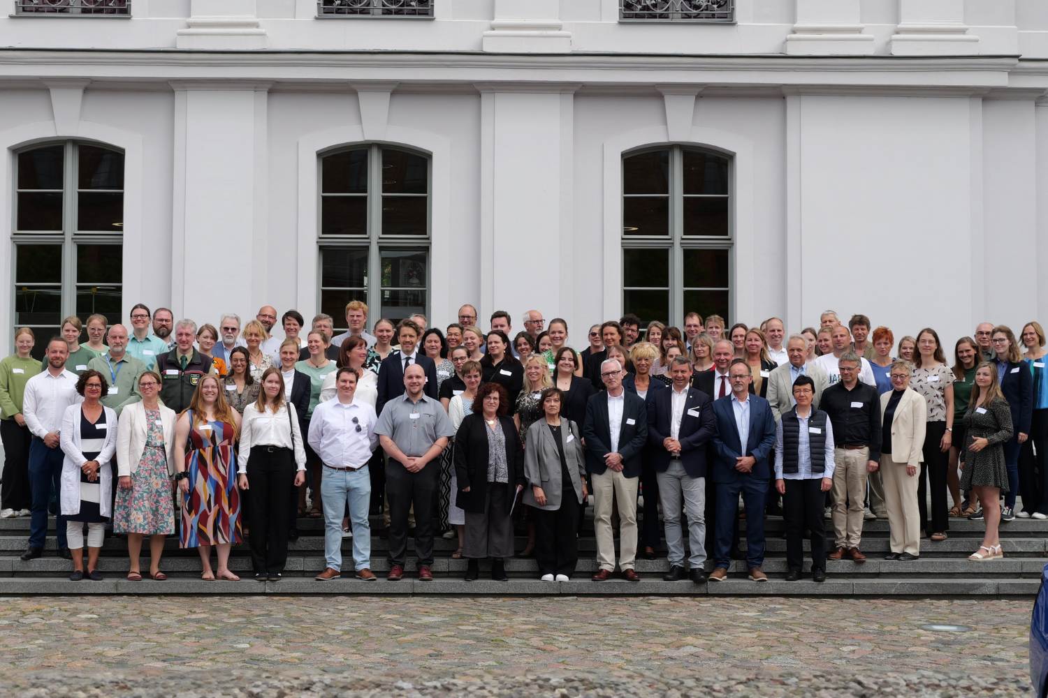 Gruppenfoto der Teilnehmenden der Jahrestagung und One-Health-Messe 2025 vor dem Universitätshauptgebäude der Universität Greifswald.