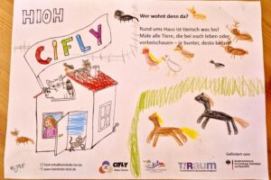 Kinderzeichnung auf einem Ausmalblatt des Projekts „CIFLY“ von HIOH. Zu sehen ist ein Haus mit einer Katze im Dachfenster, einer Person im Fenster und einer Maus an der Tür. Rund um das Haus wurden verschiedene Tiere bunt ausgemalt und ergänzt, darunter Vögel, Insekten, Ameisen und zwei Pferde auf einer grünen Wiese. Oben steht die Frage „Wer wohnt denn da?“. Unten sind Logos der One-Health-Region Vorpommern, des T!Raum-Programms und des Bundesministeriums für Forschung, Technologie und Raumfahrt abgebildet.
