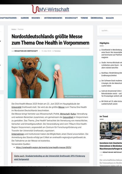 Screenshot eines Artikels auf der Website „MV-Wirtschaft“ mit der Überschrift „Nordostdeutschlands größte Messe zum Thema One Health in Vorpommern“. Unter dem Titel ist ein Foto eines Teddybären mit Stethoskop neben medizinischen Instrumenten zu sehen. Im Artikel wird die One-Health-Messe 2025 in Greifswald angekündigt, bei der Wissenschaft, Politik, Wirtschaft, Kultur und Vereine gemeinsam Lösungen für Gesundheit und Umwelt diskutieren. Rechts befindet sich eine Seitenleiste mit weiteren Artikeln und Themenhinweisen.