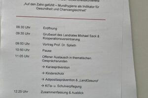 Programm der Konferenz: Ausschnitt des Programms der 6. Kommunalen Gesundheitskonferenz mit dem Titel „Auf den Zahn gefühlt – Mundhygiene als Indikator für Gesundheit und Chancengleichheit“. Aufgelistet sind Vorträge und Gesprächsrunden zu Kariesprävention, Kinderschutz, Adipositasprävention sowie Kita- und Schulverpflegung.