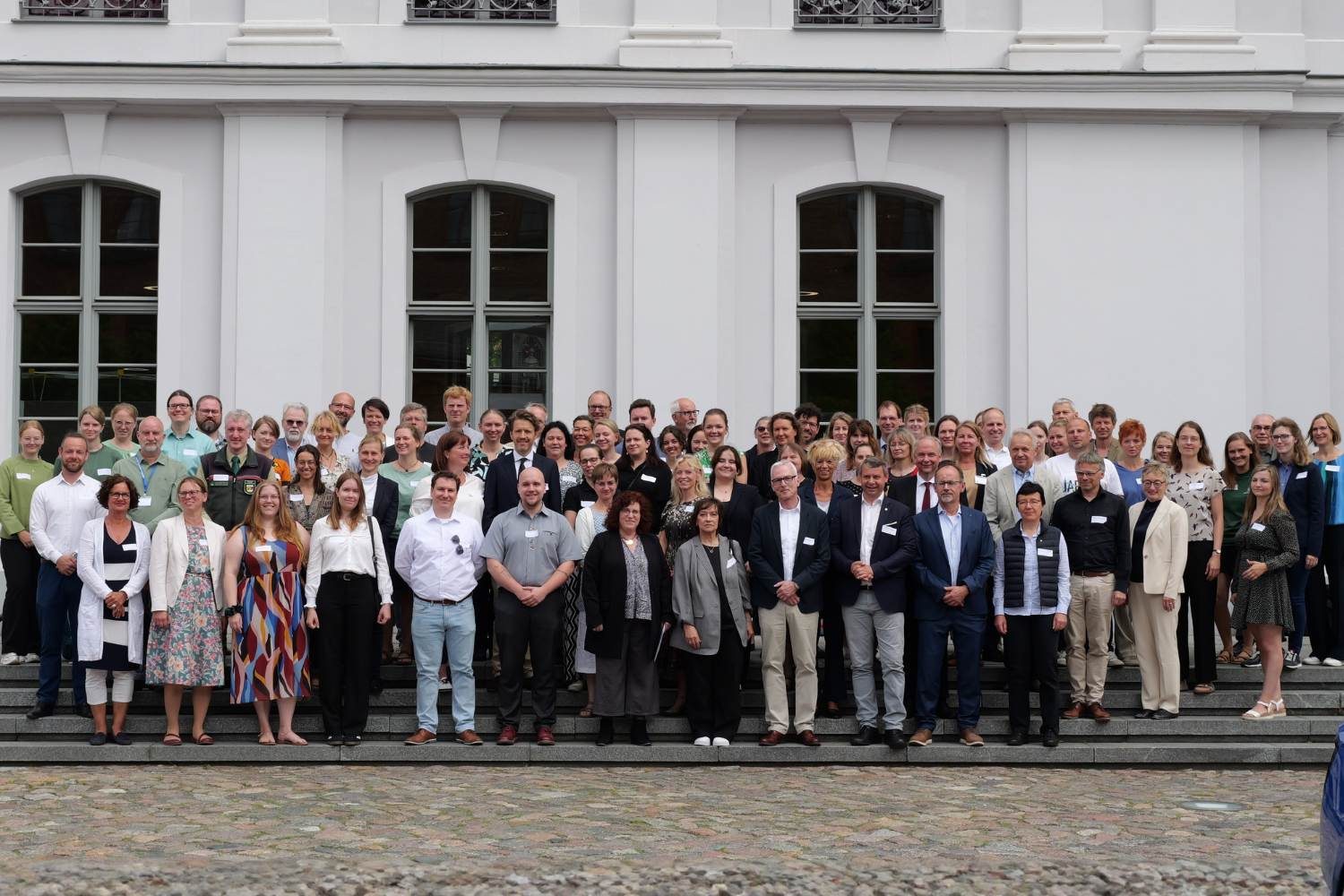 Gruppenfoto der Teilnehmenden der Jahrestagung und One-Health-Messe 2025 vor dem Universitätshauptgebäude der Universität Greifswald.